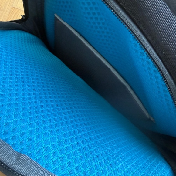 Alienware Vindicator Backpack - Picture 3 of 5